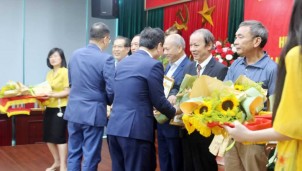 Bí thư chi bộ Cơ quan REV nhận Huy hiệu 40 năm tuổi Đảng