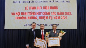 Đảng Viên Hội Vô tuyến - Điện tử Việt Nam nhận Huy hiệu 55 tuổi Đảng Đảng Viên Hội Vô tuyến - Điện tử Việt Nam nhận Huy hiệu 55 tuổi Đảng