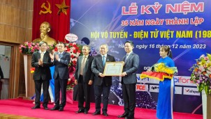 Phim 35 năm thành Hội REV nêu bật tinh thần tận hiến, ý chí sáng tạo của những con người Vô tuyến - Điện tử Phim 35 năm thành Hội REV nêu bật tinh thần tận hiến, ý chí sáng tạo của những con người Vô tuyến - Điện tử