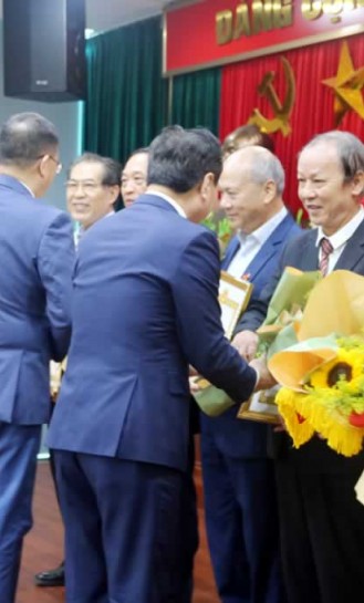 Bí thư chi bộ Cơ quan REV nhận Huy hiệu 40 năm tuổi Đảng