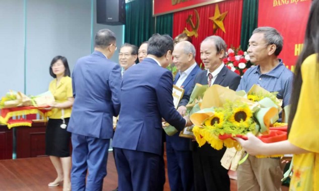 Bí thư chi bộ Cơ quan REV nhận Huy hiệu 40 năm tuổi Đảng Bí thư chi bộ Cơ quan REV nhận Huy hiệu 40 năm tuổi Đảng