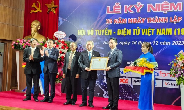 Phim 35 năm thành Hội REV nêu bật tinh thần tận hiến, ý chí sáng tạo của những con người Vô tuyến - Điện tử Phim 35 năm thành Hội REV nêu bật tinh thần tận hiến, ý chí sáng tạo của những con người Vô tuyến - Điện tử