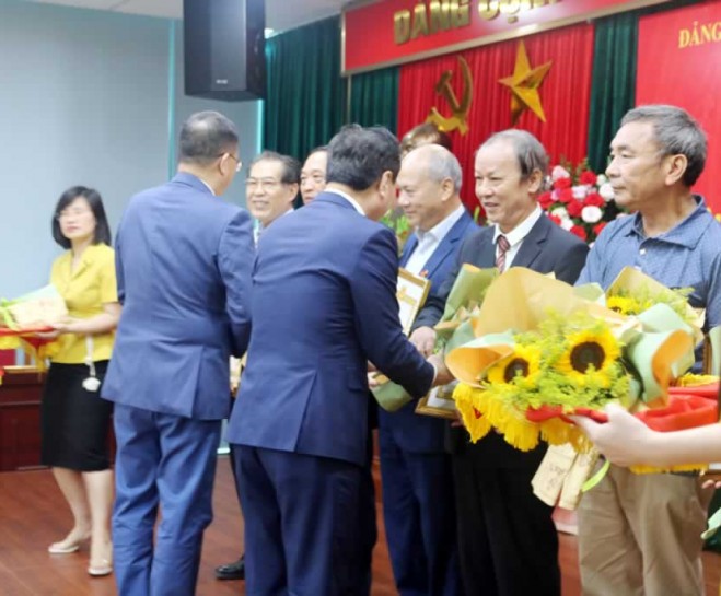 Bí thư chi bộ Cơ quan REV nhận Huy hiệu 40 năm tuổi Đảng Bí thư chi bộ Cơ quan REV nhận Huy hiệu 40 năm tuổi Đảng